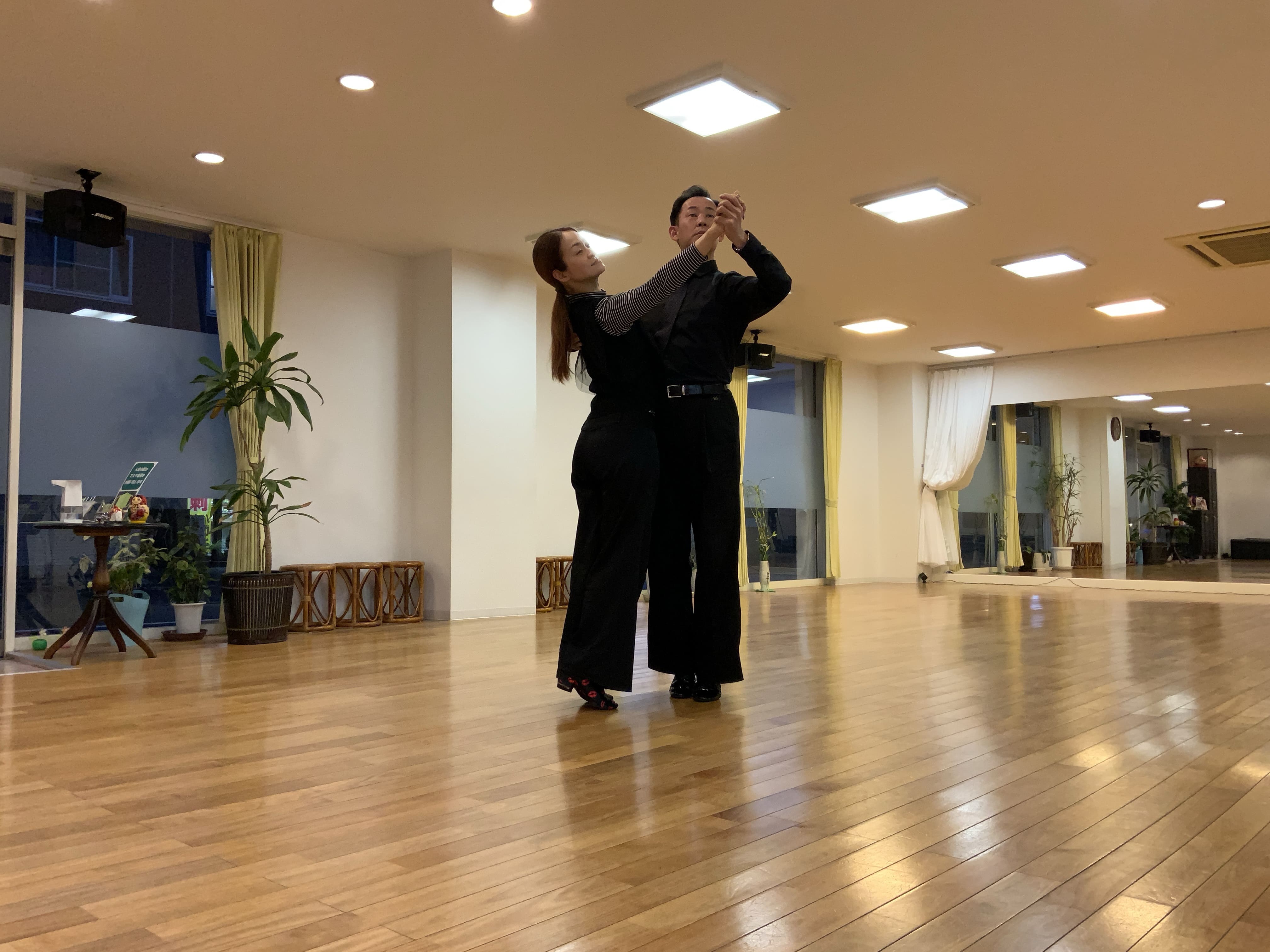 広いフロアで踊る様子